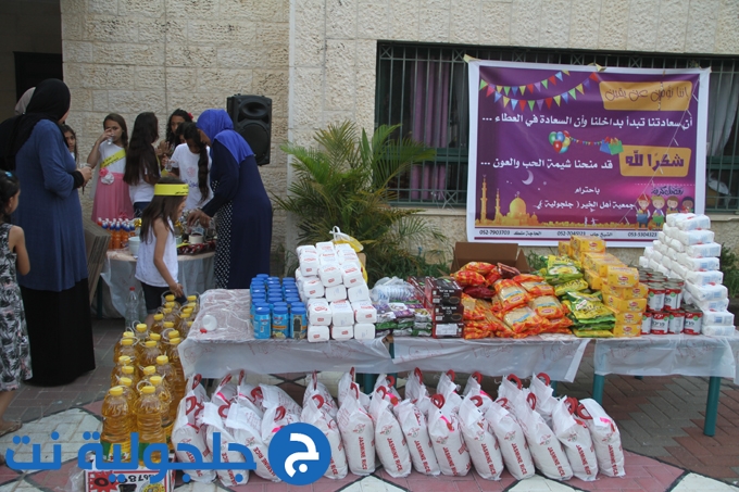 جمعية أهل الخير في جلجولية توزع طرود غذائية للعائلات المستورة 